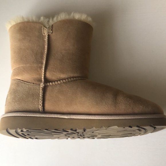 UGG Bailey Button Short Boots (Size: Big Kids 5) - Picture 8 of 17